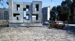Warszawa ok. 1986 r. Pomnik Barykada Września. Monument zaprojektowany przez profesora Juliana Pałkę, stoi pomiędzy dwoma pasami ulicy Grójeckiej, w miejscu gdzie od 8 do 27 września 1939 r. znajdowała się barykada na skrzyżowaniu ulic Grójeckiej i Opaczewskiej. Pomnik został odsłonięty 12 września 1979 w 40. rocznicę obrony Warszawy. Fot. PAP/Maciej Belina Brzozowski