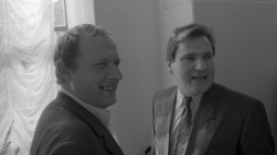 Posiedzenie Sejmu X kadencji (Sejm kontraktowy). W kuluarach Sejmu poseł Adam Michnik (L) i członek PZPR, przewodniczący PKOL, minister – członek Rady Ministrów Aleksander Kwaśniewski, 1989 r.  PAP/Cezary Słomiński