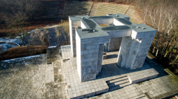 Góra Świętej Anny - pomnik Czynu Powstańczego według projektu Xawerego Dunikowskiego, odsłonięty w 1955 r. Fot. PAP/Sławomir Mielnik 