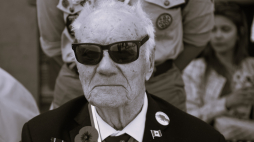 Feliks Osiński podczas uroczystości złożenia kwiatów pod pomnikiem generała Władysława Andersa w Cassino, 2024 r. PAP/Albert Zawada