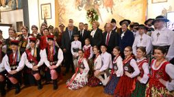 Stoją w pierwszym rzędzie: prezydent RP Andrzej Duda (C-L) z żoną Agatą Kornhauser-Dudą (C-P) w Muzeum Polskim w Chicago. Obok prezes Kongresu Polonii Amerykańskiej Franciszek Spula (4P). Polska para prezydencka kontynuuje wizytę w USA, marzec 2025 r. (jm) PAP/Radek Pietruszka