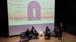 (L-P) Artyści Krzysztof Maniak, Maciej Siuda, Aleksandra Kędziorek i Katarzyna Przezwańska oraz wiceminister kultury i dziedzictwa narodowego Maciej Wróbel podczas spotkania dla mediów dotyczącego projektu „Lary i penaty. O budowaniu poczucia bezpieczeństwa w architekturze” w stołecznej Zachęcie - Narodowej Galerii Sztuki. PAP/Albert Zawada