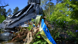 Zabezpieczony folią pomnik UPA w Monasterzu koło wsi Werchrata, stan z 28 kwietnia 2025 r. Fot. PAP/Darek Delmanowicz