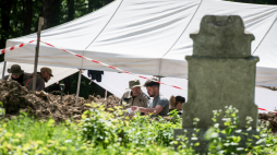 Prace ekshumacyjne w Puźnikach na Ukrainie - 1 maja 2025 r. Fot. PAP/Vladyslav Musiienko 