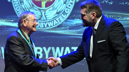Gdynia, 05.05.2025. Brytyjsko-polski historyk Norman Davies (L) odbiera akt nadania mu Honorowego Obywatelstwa Miasta Gdyni z rąk przewodniczącego Rady Miasta Gdyni Tadeusza Szemiota w Konsulacie Kultury w Gdyni. Fot. PAP/Adam Warżawa