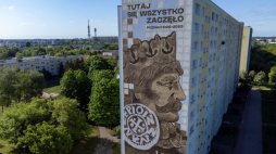Mural wykonany w Poznaniu dla upamiętnienia 1000-lecia koronacji Bolesława Chrobrego, fot. PAP/Jakub Kaczmarczyk