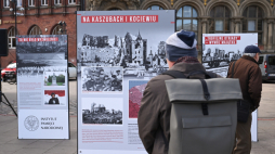 Otwarcie wystawy pt. "Domy płoną, kobiety krzyczą, zabawili się do woli. Armia Czerwona w województwie gdańskim w 1945 roku." na Targu Węglowym w Gdańsku. PAP/Adam Warżawa