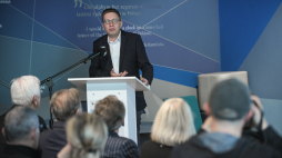 Laureat nagrody im. Marka Edelmana prof. Michał Bilewicz podczas uroczystości w Muzeum Polin. Fot. PAP/Marcin Obara 