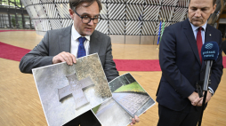 Szef polskiej dyplomacji Radosław Sikorski (po prawej) poinformował na konferencji prasowej, że pomnik zamordowanych polskich więźniów w Miednoje został zdewastowany. Usunięto z niego krzyż Virtuti Militari i krzyż wojny obronnej 1939 roku. Obok rzecznik prasowy MSZ Paweł Wroński. Fot. PAP/Wiktor Dąbkowski