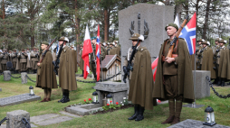 Uroczystości z okazji 85. rocznicy bitwy o Narwik, apel na cmentarzu żołnierzy polskich w Hakvik, fot. PAP/Albert Zawada
