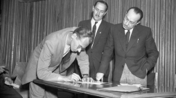 Warszawa, 1951-05-17. Literaci polscy po złożeniu 17 maja kart Narodowego Plebiscytu Pokoju podpisali deklarację pełnego zrozumienia roli pisarstwa polskiego związanego z życiem narodu i jego przyszłością. Nz. Podpis składa Jerzy Andrzejewski, obok stoją sekretarz prezydium Związku Literatów Jan Gisges i prezes Związku Literatów Leon Kruczkowski. PAP/CAF/Stanisław Dąbrowiecki