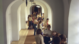 Maj 1980 roku - uczniowie Małachowianki na szkolnym korytarzu. Fot. PAP/Jan Morek