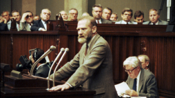 Bronisław Geremek podczas posiedzenia Sejmu X kadencji, 2 sierpnia 1989 r. Fot. PAP/Jan Bogacz