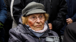Łączniczka Armii Krajowej Maria Krzyżańska (C) podczas obchodów 80. rocznicy akcji Bollwerk w Poznaniu. Brawurowa akcja Polaków doprowadziła do podpalenia w nocy z 20 na 21 lutego 1942 roku niemieckich magazynów żywności i umundurowania w porcie rzecznym. PAP/Marek Zakrzewski