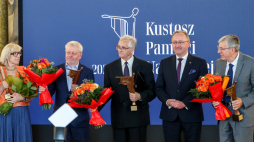 Laureaci: Iwona Ryszkowska (pierwsza z lewej), Gabriel Garcon (pierwszy z prawej), Andrzej Władysław Kaczorowski (drugi z lewej), wnuk laureata Adama Chętnika Jacek Chętnik (w środku); zdrugi z prawej zastępca prezesa IPN dr hab. Karol Polejowski. Fot. PAP/Szymon Pulcyn