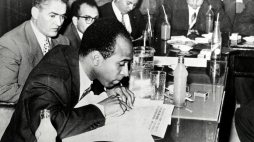 Frantz Fanon na konferencji prasowej w Tunisie, 1957 r. Fot. Auteur inconnuUnknown author, Public domain, via Wikimedia Commons