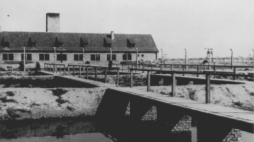 Widok komory gazowej i krematorium II. Fotografia wykonana przez SS w 1943 roku. /Źródło: Muzeum Auschwitz