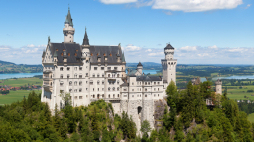 Zamek Neuschwanstein. Fot. Thomas Wolf, www.foto-tw.de, CC BY-SA 3.0 DE <https://creativecommons.org/licenses/by-sa/3.0/de/deed.en>, via Wikimedia Commons