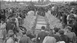 Kielce, 1946-07-08. Pogrzeb ofiar pogromu kieleckiego. PAP/Jerzy Baranowski 