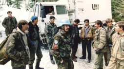 Zdjęcie (datowane na 01 marca 1994 r.), przedstawiające holenderskich żołnierzy rozmawiających z bośniackimi bojownikami muzułmańskimi w Vares w Bośni. PAP/EPA PHOTO ANP FILES/ED OUDENAARDEN