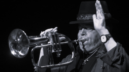 Amerykański kompozytor i muzyk jazzowy Chuck Mangione wystąpił w sali Kongresowej Pałacu Kulturu i Nauki w Warszawie, 2010 r. Fot. PAP/Leszek Szymański