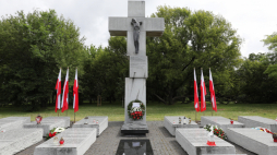 Pomnik Rzezi Wołyńskiej na skwerze Wołyńskim w Warszawie. Fot. PAP/Paweł Supernak 