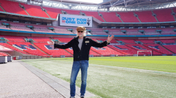1 maja 2025 r. - Bob Geldof na stadionie Wembley w Londynie, gdzie 40 lat wcześniej odbył się pamiętny koncert. Fot. PAP/PA/Ian West