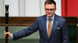 Marszałek Sejmu Szymon Hołownia na sali plenarnej Sejmu w Warszawie. Fot. PAP/Radek Pietruszka