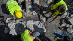 Operacja podniesienia płyty nagrobnej z wizerunkiem rycerza z pocz. XIII w. odkrytej podczas prac archeologicznych na gdańskiej starówce. PAP/Marcin Gadomski