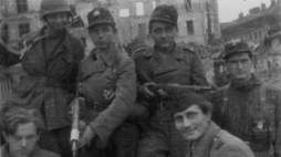 Żołnierze batalionu „Miotła” na Starym Mieście, sierpień 1944. Fot. AIPN