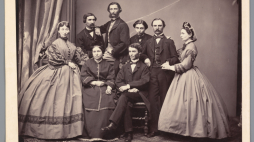 Portret rodziny Maksymiliana Fajansa w atelier, ok. 1865, odbitka na papierze albuminowym z negatywu szklanego kolodionowego. Fot. Muzeum Narodowe w Warszawie