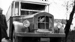 Autobus Saurer ze szwajcarskimi numerami rejestracyjnymi podczas prób przeprowadzanych na polskich drogach w 1930 r. Fot. Narodowe Archiwum Cyfrowe