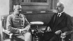 Naczelnik Państwa Józef Piłsudski podczas rozmowy z nowo wybranym prezydentem Gabrielem Narutowiczem w Belwederze, 10 grudnia 1922 r. NAC