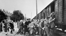 Pruszków, październik 1944 r. Transport mieszkańców Warszawy z obozów przejściowych w Pruszkowie. Fot. PAP/CAF