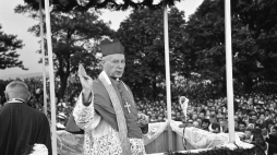 Bardo 15.08.1959. Udział w odpuście Wniebowzięcia Najświętszej Maryi Panny prymasa Polski, księdza kardynała Stefana Wyszyńskiego w Sanktuarium Matki Bożej Bardzkiej – Strażniczki Wiary Świętej w Bardzie Śląskim koło Kłodzka, Bardo, 15 sierpnia 1959 r. Fot. PAP/Eugeniusz Wołoszczuk