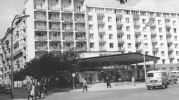 Na prezentowanej fotografii wykonanej w 1964 r. przez Edmunda Uchymiaka widać właśnie pawilon Chemii na rogu ulic Brackiej i Nowogrodzkiej, który znalazł się na liście dóbr kultury współczesnej opracowanej przez warszawski oddział Stowarzyszenia Architektów Polskich.