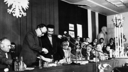 Podpisanie porozumień gdańskich - Lech Wałęsa i Mieczysław Jagielski w sali BHP Stoczni im. Lenina 31 sierpnia 1980 r., fot. PAP/Zbigniew Trybek