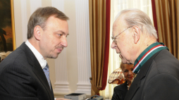 Minister kultury i dziedzictwa narodowego Bogdan Zdrojewski wręczył złoty medal "Zasłużony kulturze - Gloria Artis" krytykowi Jerzemu Płażewskiemu, 29 października 2008 r. Fot. PAP/Andrzej Rybczyński
