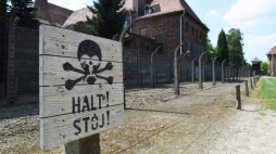 Niemiecki nazistowski obóz koncentracyjny i zagłady Auschwitz. Fot. PAP/Jacek Bednarczyk