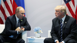Prezydent Rosji Władimir Putin (L) i prezydent USA Donald J. Trump (P) spotkali się podczas szczytu G20 w Hamburgu, Niemcy, 7 lipca 2017 (ponownie wydane 13 lipca 2018). Fot. PAP/EPA/MICHAEL KLIMENTYEV / SPUTNIK