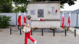 Tablice upamiętniająca ofiary obozu przejściowego na terenie targowiska Zieleniak na warszawskiej Ochocie. Fot. PAP/Rafał Guz