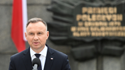 Prezydent RP Andrzej Duda przy Bramie Głównej Stoczni w Szczecinie przemawia podczas uroczystych obchodów 43. rocznicy podpisania Porozumień Sierpniowych, 30 sierpnia 2023 r. Fot. PAP/Marcin Bielecki