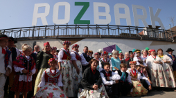 Uroczyste odsłonięcie napisu "Rozbark" na zabytkowym murze oporowym dawnej kopalni przy ul. Chorzowskiej w Bytomiu, 2024 r. Fot. PAP/Kasia Zaremba