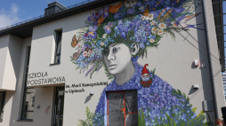 Mural z wizerunkiem pisarki Marii Konopnickiej na ścianie szkoły w Lipinach pod Łodzią. Fot. PAP/Marian Zubrzycki
