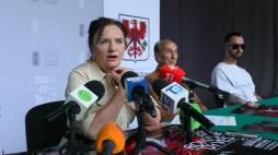 Organizatorzy festiwalu: Ewa (L), Edward (P) i Manuel (C) Dębiccy podczas konferencji przed rozpoczęciem XXXVII Międzynarodowych Spotkań Zespołów Cygańskich „Romane Dyvesa”. Fot. PAP/Lech Muszyński 
