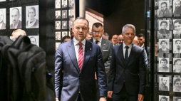 Prezydent Karol Nawrocki i zastępca dyrektora Muzuen II Wojny Światowej Janusz Marszalec podczas wizyty w Muzeum II Wojny Światowej w Gdańsku, 10 sierpnia 2025 r. Fot. PAP/Marcin Gadomski