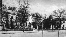 Siedziba Ossolineum w dawnym klasztorze i kościele ss. karmelitanek trzewiczkowych przy ul. Ossolińskich we Lwowie. Fot. PAP/CAF-reprodukcja