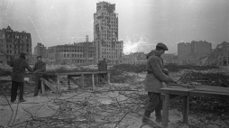 Warszawa, 1948 r. Zburzona podczas wojny zabudowa Śródmieścia. Na zdjęciu plac Napoleona ze zrujnowanym wieżowcem brytyjskiego Towarzystwa Ubezpieczeniowego Prudential. Na pierwszym planie robotnicy obrabiający pręty zbrojeniowe. Fot. PAP