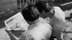 Mężczyźni czytają dziennik „Życie Warszawy” (wyd. z 14 maja 1981 r.), informujący na pierwszej stronie o zamachu na życie papieża Jana Pawła II, do którego doszło 13 maja na placu św. Piotra w Rzymie. Fot. PAP/Afa Pixx/Zenon Żyburtowicz
