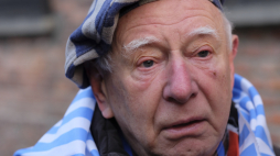 Były więzień na terenie byłego obozu Auschwitz I w dniu obchodów 72. rocznicy wyzwolenia niemieckiego obozu zagłady KL Auschwitz-Birkenau,  Oświęcim, 27 stycznia 2017 r. Fot. PAP/Andrzej Grygiel